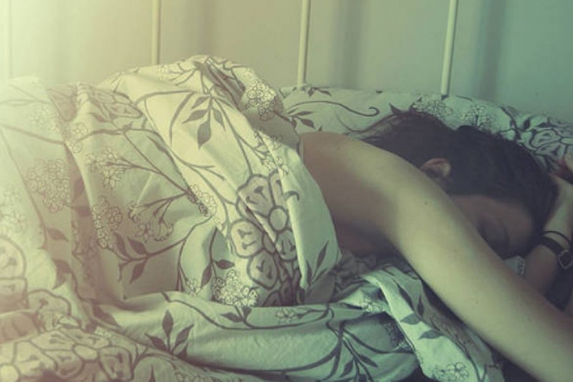 Катя лежит в постеле в чулочках с голой писечкой