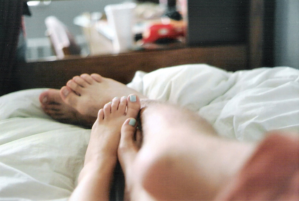 Asa Akira получает камшот на ножки после ебли с мужиком в постели