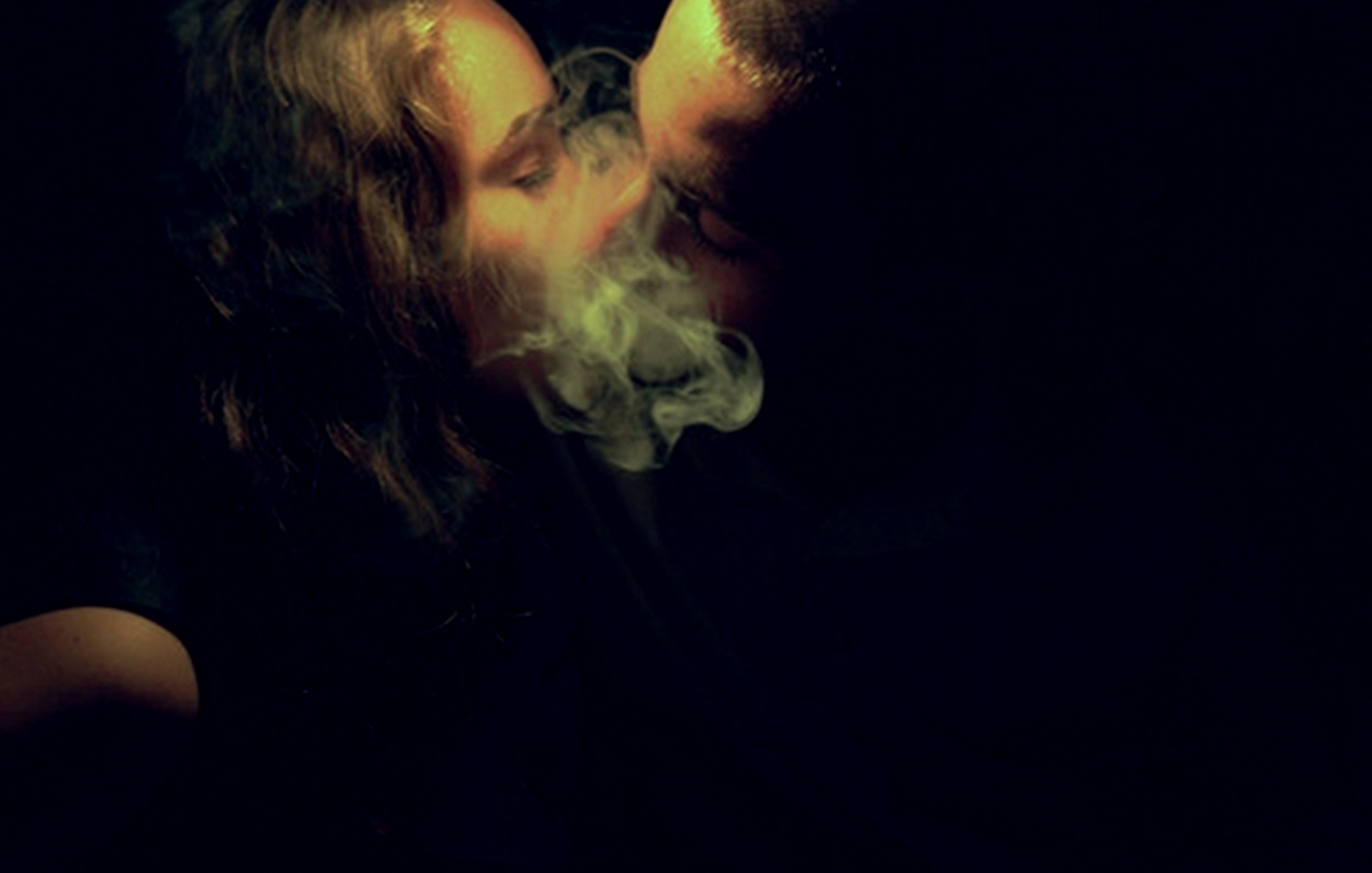 Брюнетка с подругой курят сигару после чего занимаются сексом с хахалем