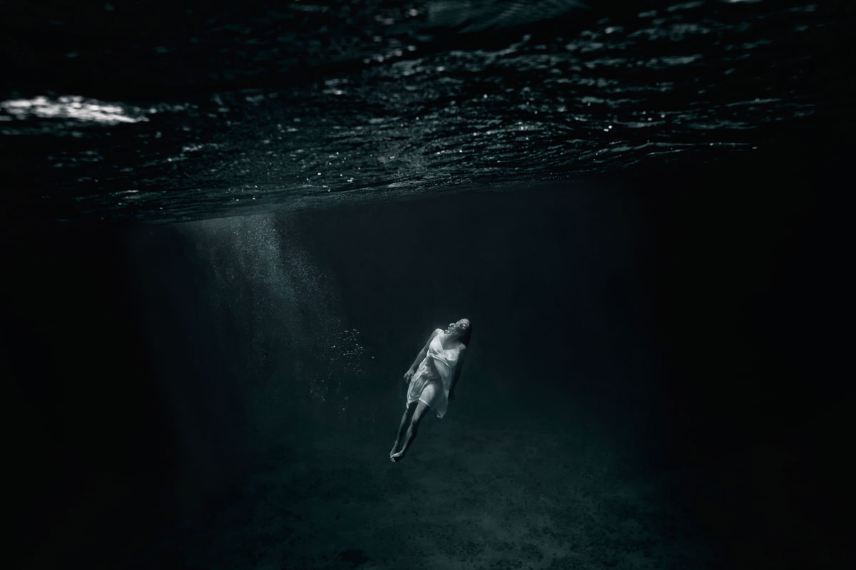 Тёмный океан под водой