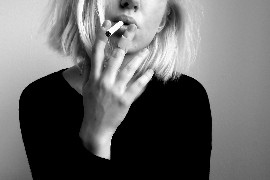 Девушка с сигаретой фото без лица