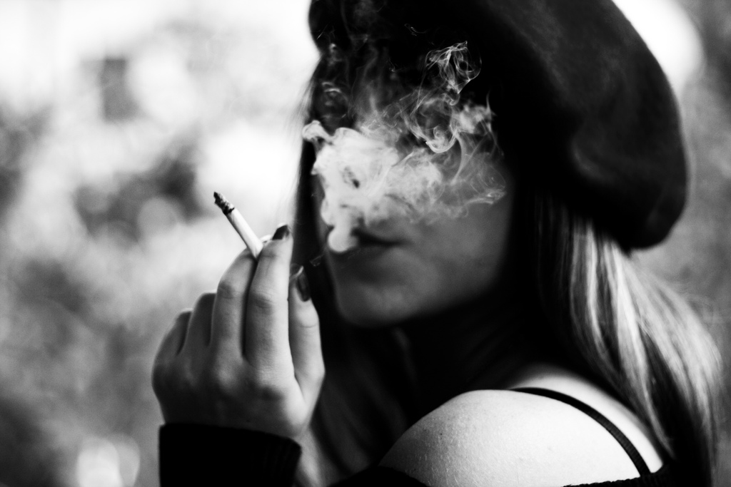 Черно белые фото женщин с сигаретой
