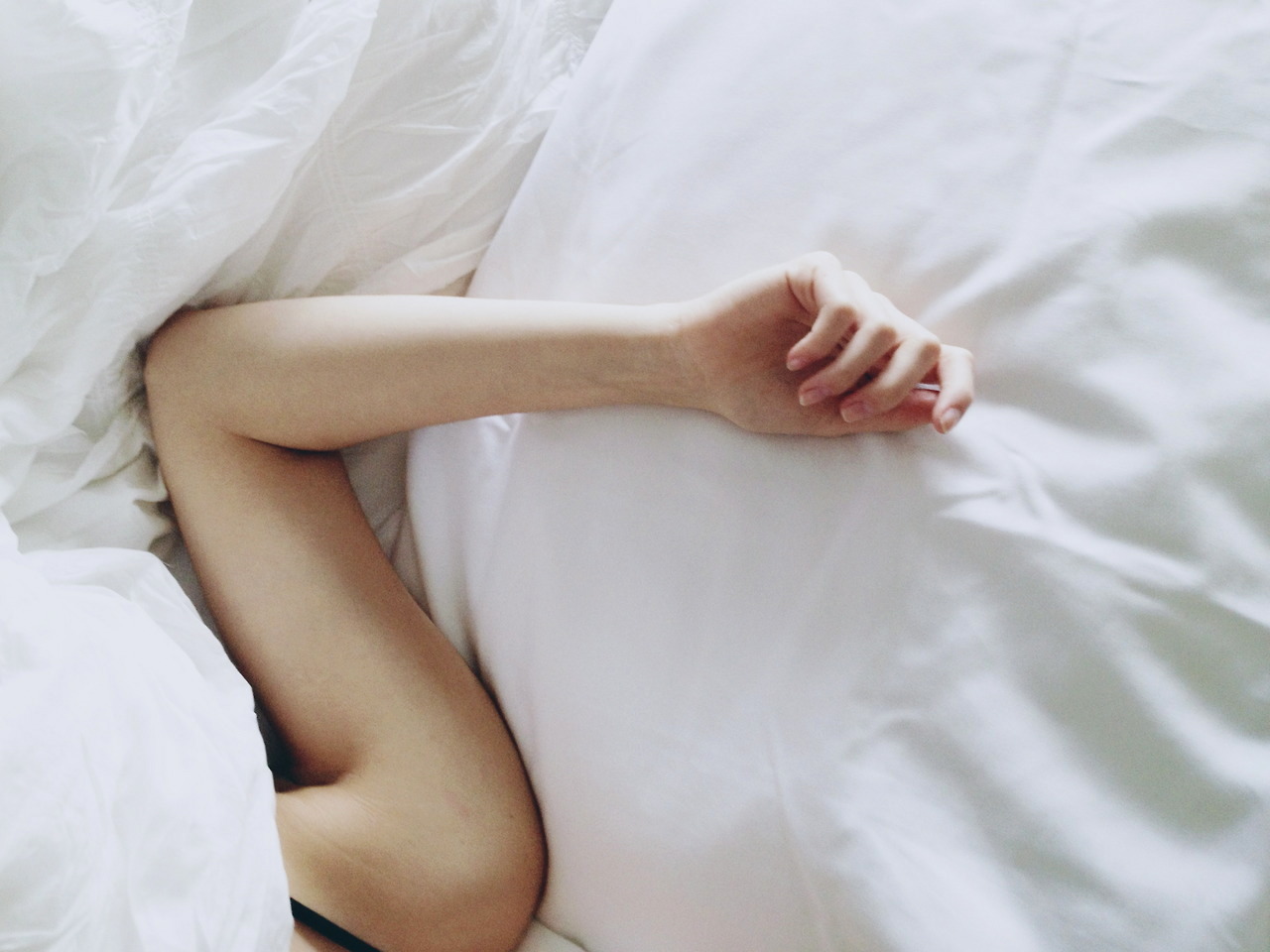 фото женщины в постели без лица