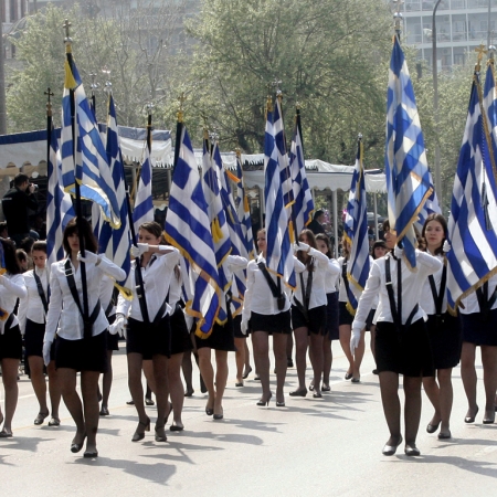 Τσίπουρα ή παρέλαση;