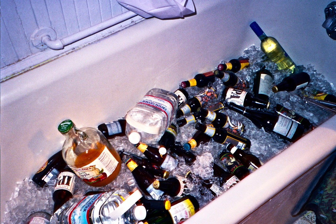 алкоголь на столе дома