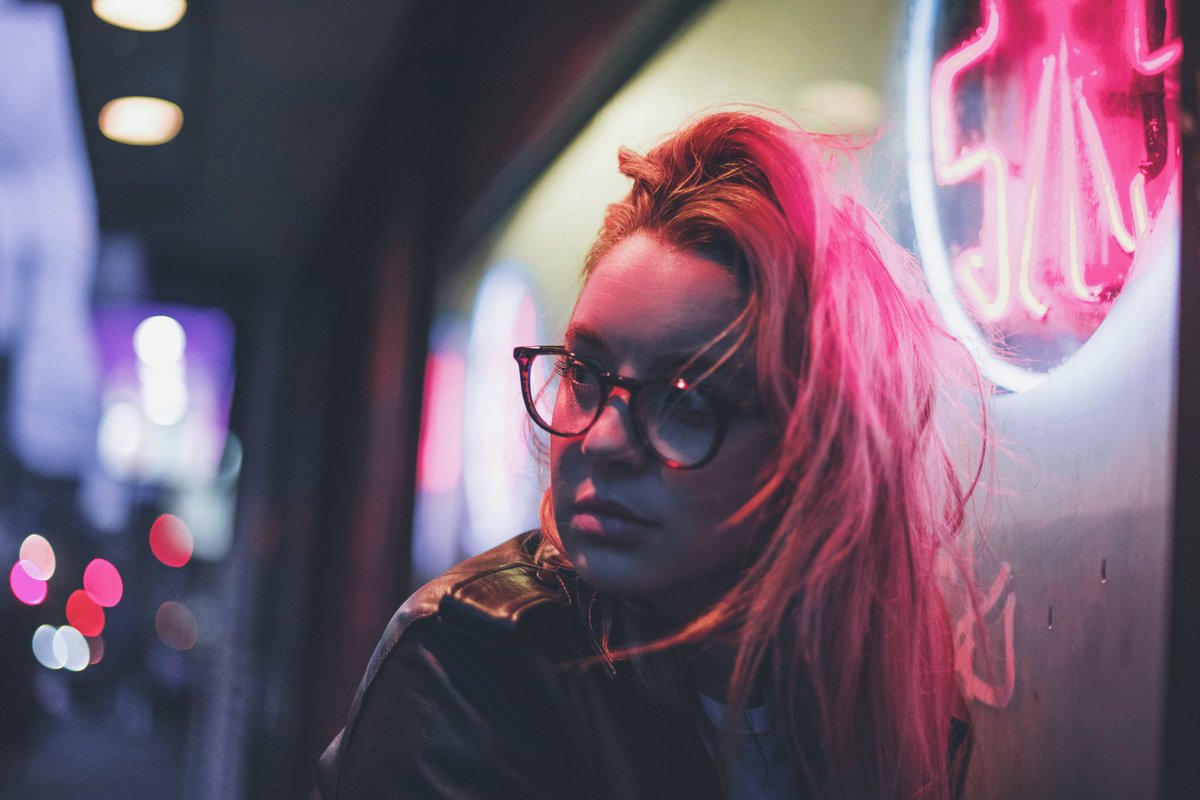 Музыка малиновый свет. Неон Brandon Woelfel. Малиновый свет девушка. Девушка в очках неон. В стиле Brandon Woelfel.