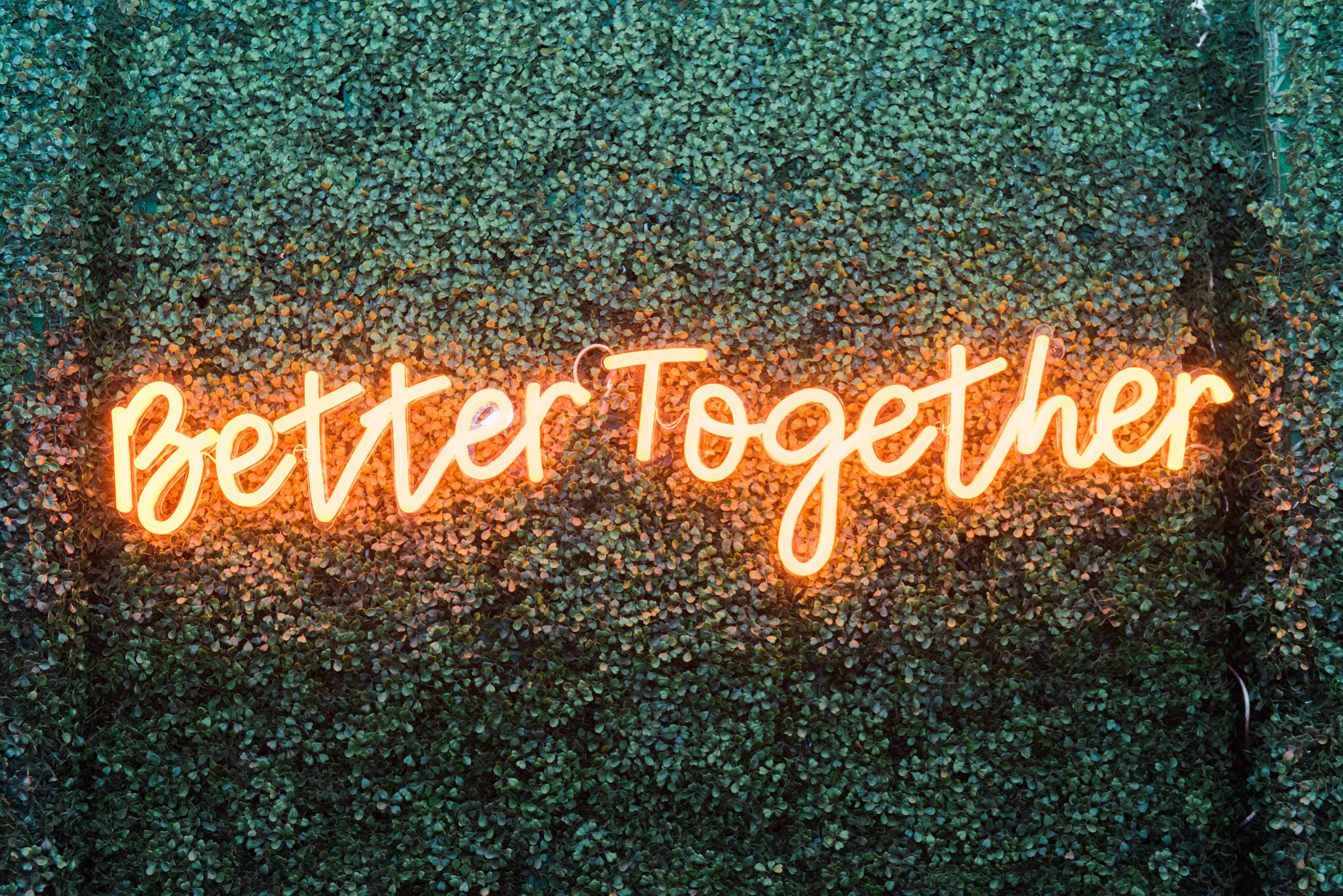 Better together. Better together неоновая вывеска. Неоновая надпись на свадьбу. Неоновая надпись better together. Неон надпись best.