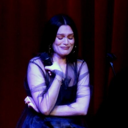 Η Jessie J τερματίζει το στίγμα της αποβολής με ένα και μόνο ποστ