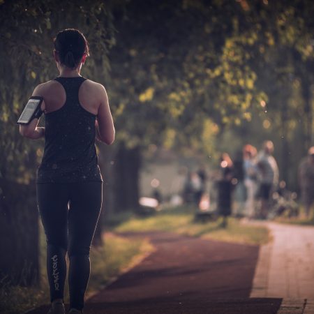 Η απάντηση στα δύσκολα είναι jogging κι ακουστικά στ' αφτιά