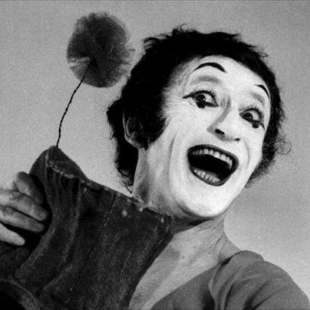 Ο Marcel Marceau έδειξε πώς ένα σώμα μιλά χωρίς να βγάζει άχνα