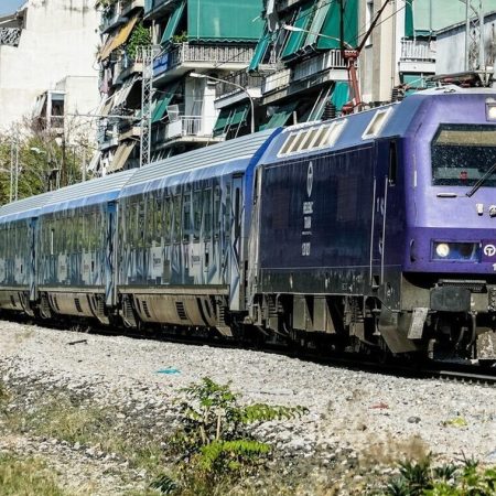 Αμαξοστοιχία της Hellenic Train προσέκρουσε επάνω σε δέντρο στον Άγιο Στέφανο