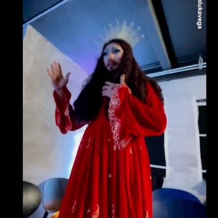 Drag queen συνελήφθη αφού ντύθηκε Ιησούς Χριστός και τραγούδησε μια ροκ προσευχή