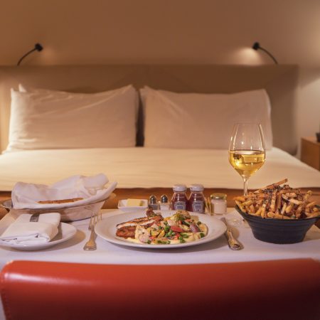 Θεσσαλονικιός το ζούσε με room service ξενοδοχείων χρεώνοντας άλλα δωμάτια