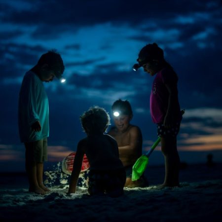 Παιδιά και παραλία: Οδηγός επιβίωσης για μια ασφαλή κι απολαυστική εμπειρία