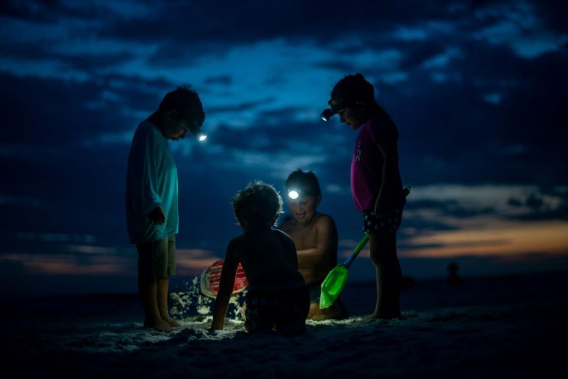 Παιδιά και παραλία: Οδηγός επιβίωσης για μια ασφαλή κι απολαυστική εμπειρία