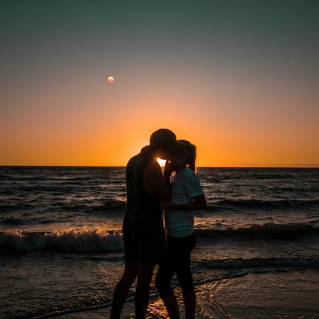8 τρόποι να αγκαλιάσεις τον ρομαντισμό χωρίς να γίνεις cringe