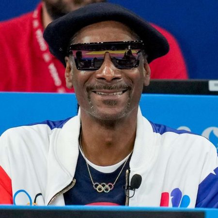 Η μορφάρα Snoop Dogg έγινε η Ολυμπιακή καρφίτσα που θέλουν όλοι