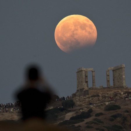 Πανσέληνος Αυγούστου: Πού να απολαύσεις το ομορφότερο φεγγάρι του χρόνου