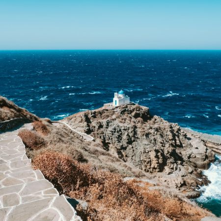 Στη Σίφνο θα μαγευτείς από τις γεύσεις, τη θέα και τις βουκαμβίλιες