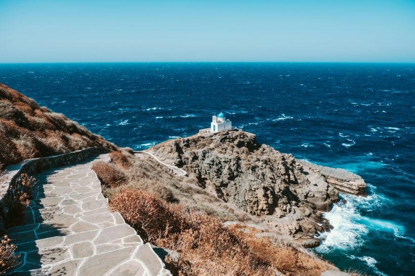 Στη Σίφνο θα μαγευτείς από τις γεύσεις, τη θέα και τις βουκαμβίλιες