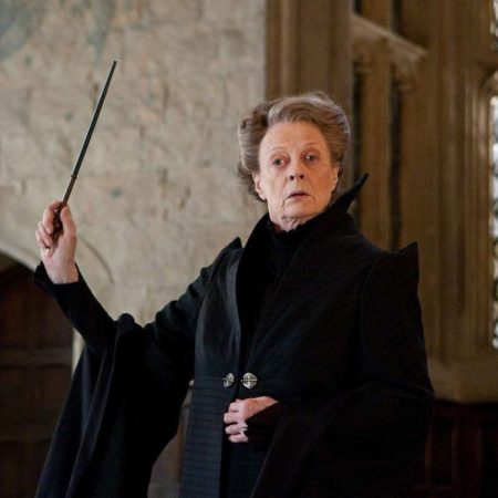 Σηκώστε τα ραβδιά σας για τη Maggie Smith και τους ρόλους της ζωής της