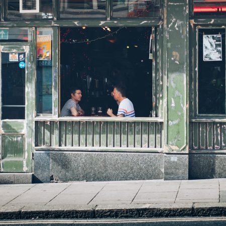 4 λόγοι που είσαι φουλ τυχερός να έχεις μια φιλία με μεγάλη διαφορά ηλικίας