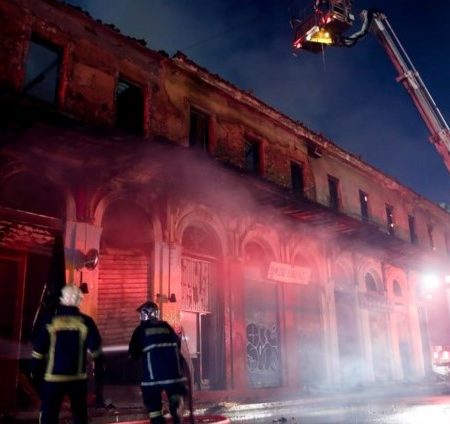 Πειραιάς: Στάχτη έγινε χθες το βράδυ ένα ολόκληρο οικοδομικό τετράγωνο