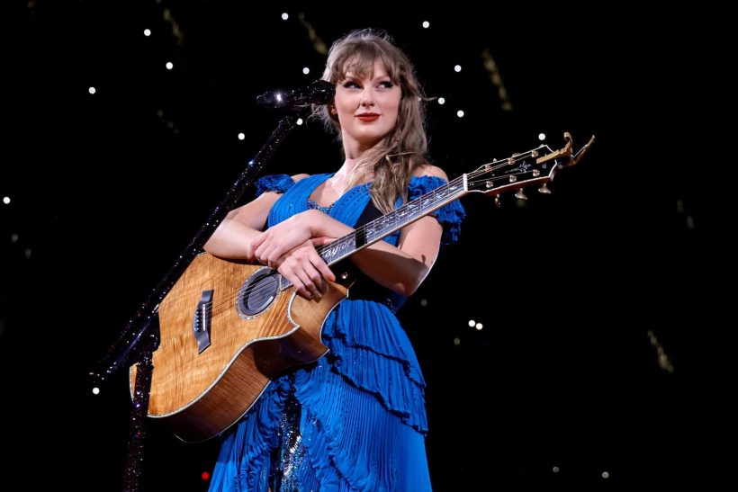 Αγόρασε υπογεγραμμένη κιθάρα της Taylor Swift για 4.000$ και την κατέστρεψε (vid)