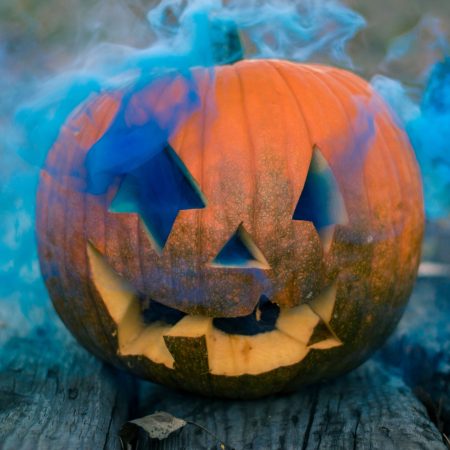 5 ταινίες για να δεις το βράδυ του halloween με παρέα και πίτσα