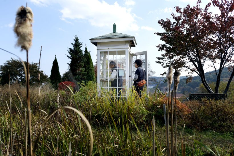 Wind phone: Ένα τηλέφωνο για να πενθήσεις και να πεις αυτά που δεν πρόλαβες