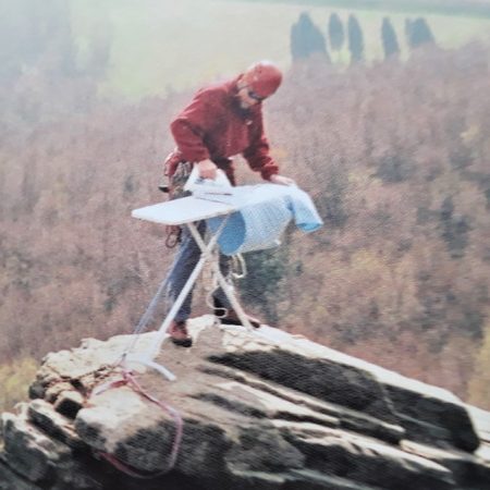 Extreme ironing: Σιδερώνοντας σε κορυφές βουνων και κάνοντας ελεύθερη πτώση