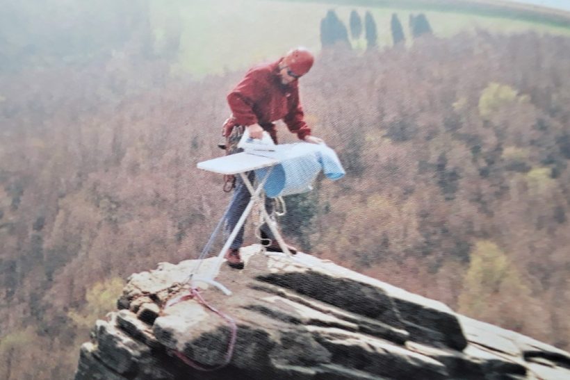 Extreme ironing: Σιδερώνοντας σε κορυφές βουνων και κάνοντας ελεύθερη πτώση