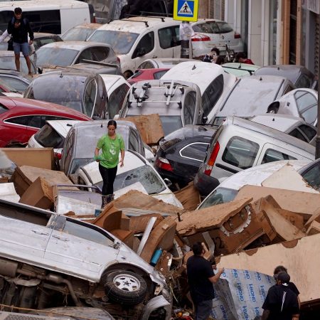 Συμβαίνει τώρα: Αγανακτισμένοι κάτοικοι της Βαλένθια επιτίθενται στον βασιλιά (βίντεο)