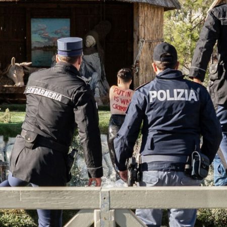 Ακτιβίστρια μπούκαρε στη φάτνη του Βατικανού για να αρπάξει το Θείο Βρέφος