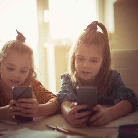 Kids Wallet: Έρχεται περιορισμός των social media στους ανηλίκους