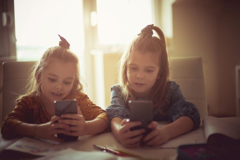 Kids Wallet: Έρχεται περιορισμός των social media στους ανηλίκους