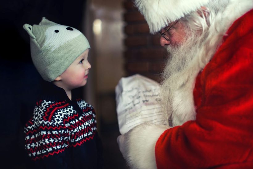 Ο Secret Santa είναι αληθινός και η ιστορία του μας συγκίνησε βαθιά