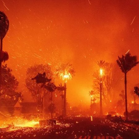 Εκκενώνεται το Hollywood, η φωτιά είναι ανεξέλεγκτη, μετράμε ήδη 5 νεkρούς