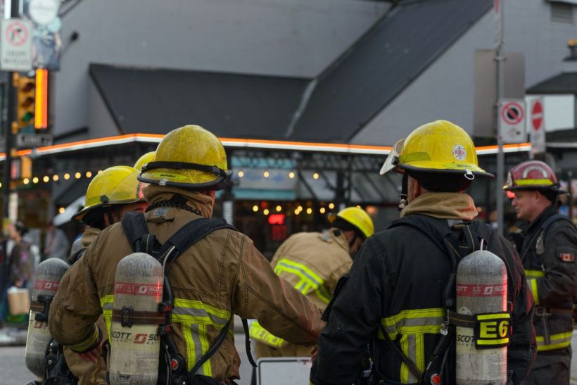 Φωτιά σε σπίτι στο Αιγάλεω – Μια γυναίκα χωρίς τις αισθήσεις της